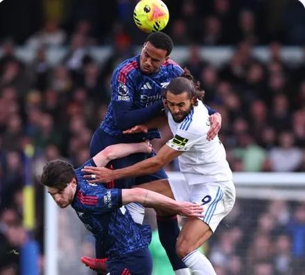 加布里埃尔vs利兹联数据：10次解围全场最高，12次对抗9胜