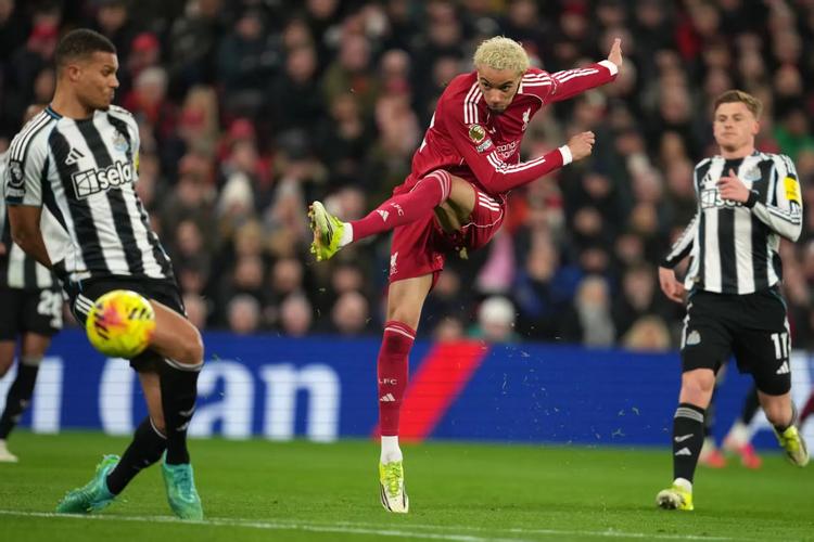 梅开二度，埃基蒂克红军生涯英超进球超过莫伦特斯