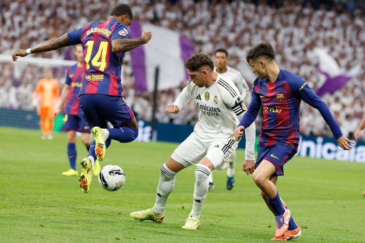 同时攻破巴萨与皇马球门，阿尔瓦罗是本赛季西甲第3位