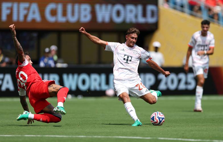 世界波！比朔夫远射扳回一球，弗赖堡2-1拜仁